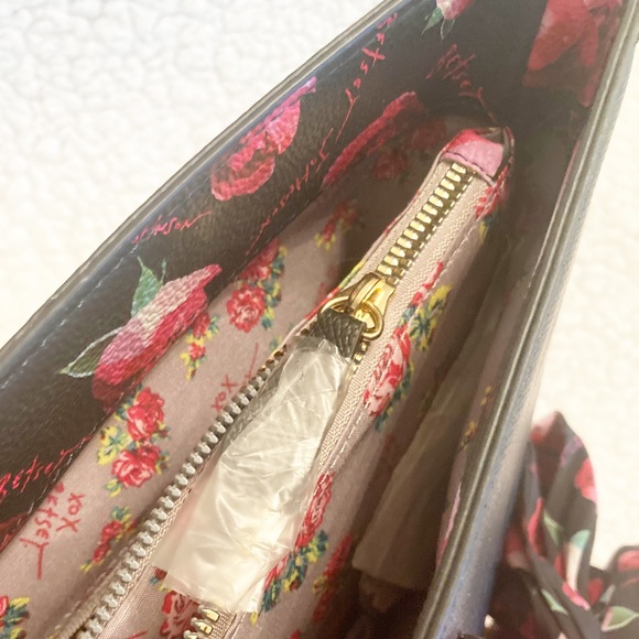 Betsey Johnson XO Zaria Tote w/ Wristlet and Scarf - Picture 4 of 10